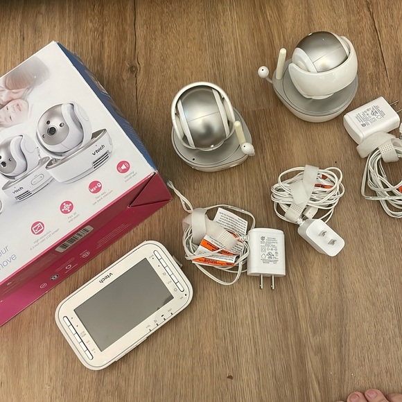 Vtech 2 Camera Pan & Tilt Video Monitor - Picture 1 of 3